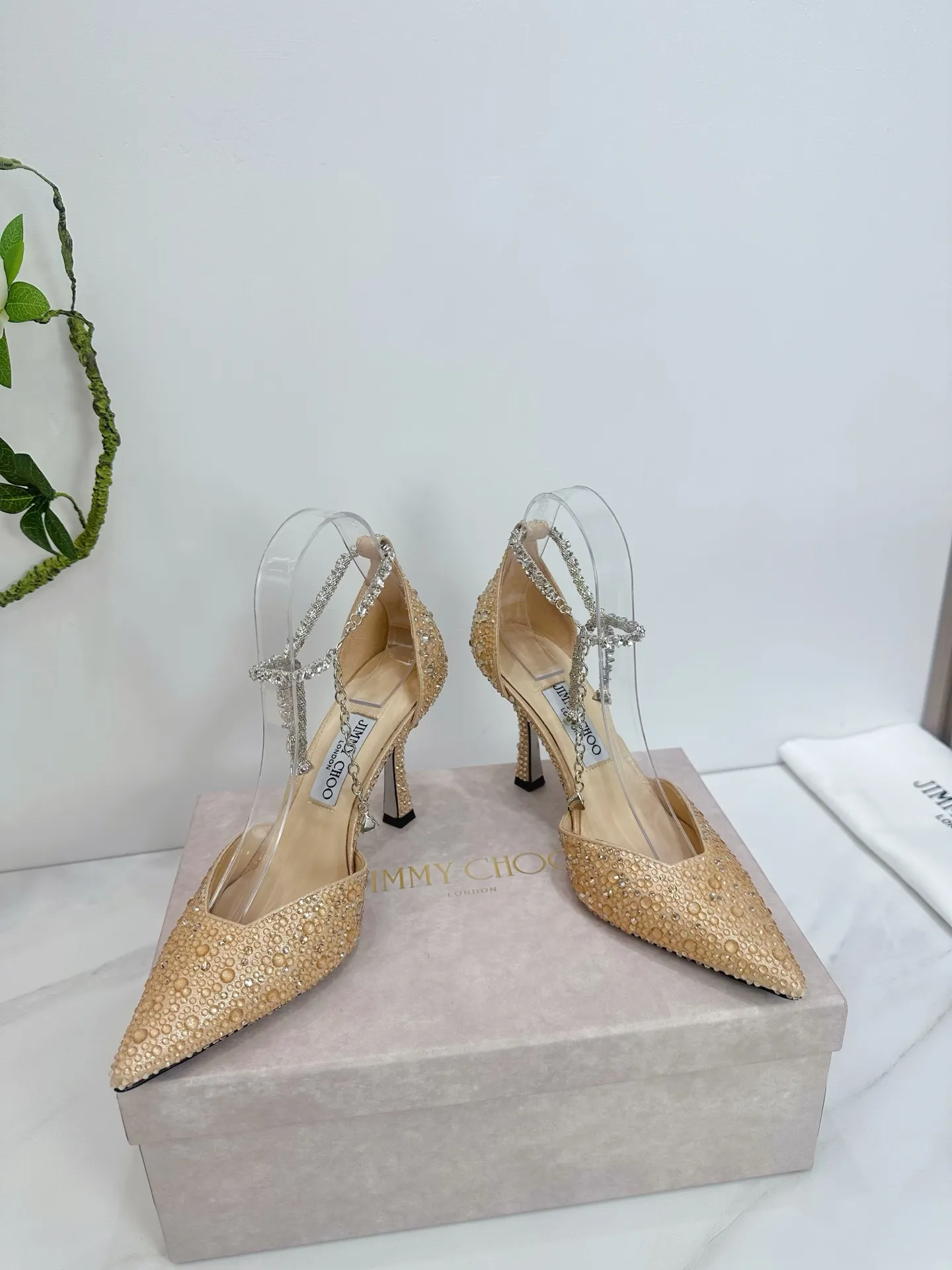 👟👟Ex-factory price 820👟👟 JIMMY CHOO (Jimmy CHOO) 💝💝💝 is a very comprehensive noble fashion lifestyle brand, with a series of women's high-heeled, medium-heeled, flat-heeled sandals with the same strap from major fashion bloggers and celebrities in Hong Kong and the United States.  The Australian pointed toe, round toe and square toe series are simply beautiful. Fall in love with elegance and playful sense of the future. Just by looking at them, you want to own them immediately, but you can really think about a pair of exquisite high heels~~~~~~~~~~~~~~~~~ 💝This series is specially designed for extraordinary and indifferent ladies, thus creating a unique overall effect, Jimmy Choo Design products that inspire women to move forward and show their charm💝💝💝 1⃣️Material: Imported silk hot diamond 2⃣️Inner: Imported Italian lambskin, super soft and delicate 3⃣️Outsole: Imported Italian original original color genuine leather injection molded outsole Heel height 8.5 4⃣️Code number: 35 to 39 (34.40.41.42. Customized)